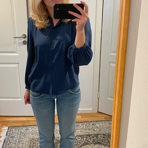 Oanvänd skjorta - Oanvänd från other stories, prislapp kvar! Så fin blus men har tyvärr inte kommit till användning. Silkesliknande material med coolt mönster (se sista bild)