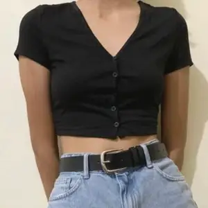 Aldrig använd svart croptop! Haft den i några år så vet inte vart den är köpt 😅❣️