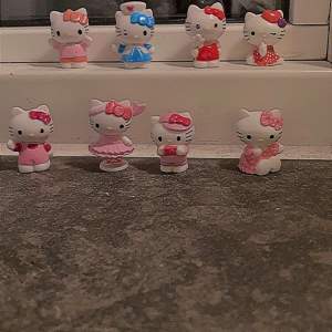 Jätte gulliga hello Kitty! Den kan vara till en hello Kitty halsband och andra saker! Den e Max typ 8 cm lång finns små och stora