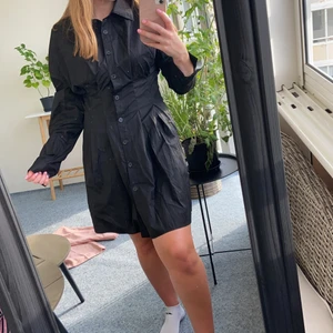 Skjortklänning  - Svart skjortklänning från Shein som aldrig kommit till användning. Den är mycket snyggare när den är struken 😅🖤