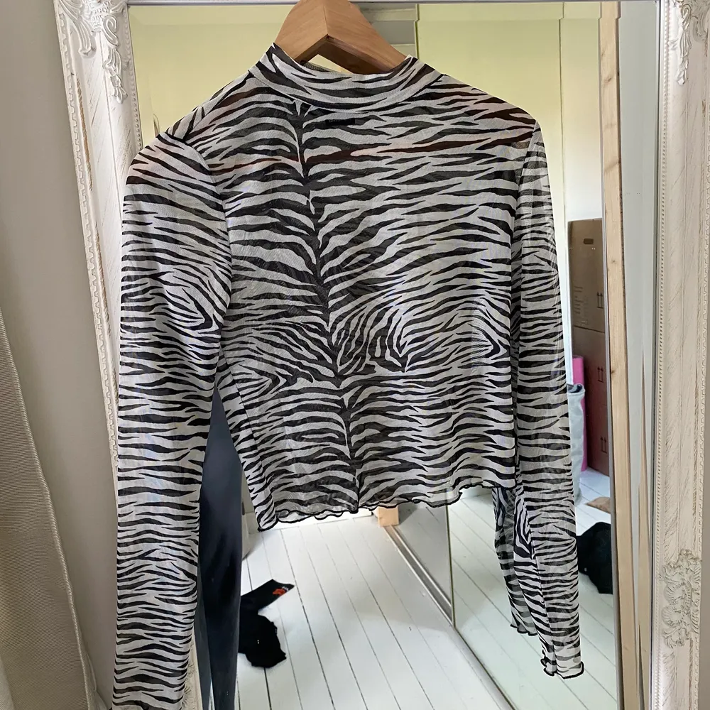 mesh zebra tröja från ginatricot, använda vid få tillfällen. . Tröjor & Koftor.