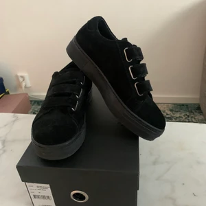 J. Lindeberg sneakers - Ett par helsvarta mocka sneakers från J Lindeberg. Aldrig använda utan bara testade då de inte riktigt passade mig. 