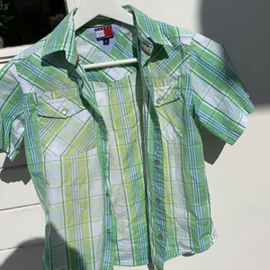 Kortärmad skjorta  - Jättesöt kortärmad skjorta ifrån Tommy hilfiger i storlek xs, köpare betalar frakt 📦⭐️💕