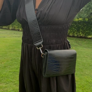 Väsk från carin vester - Liten smidig väska med stort axelband!❤️‍🔥