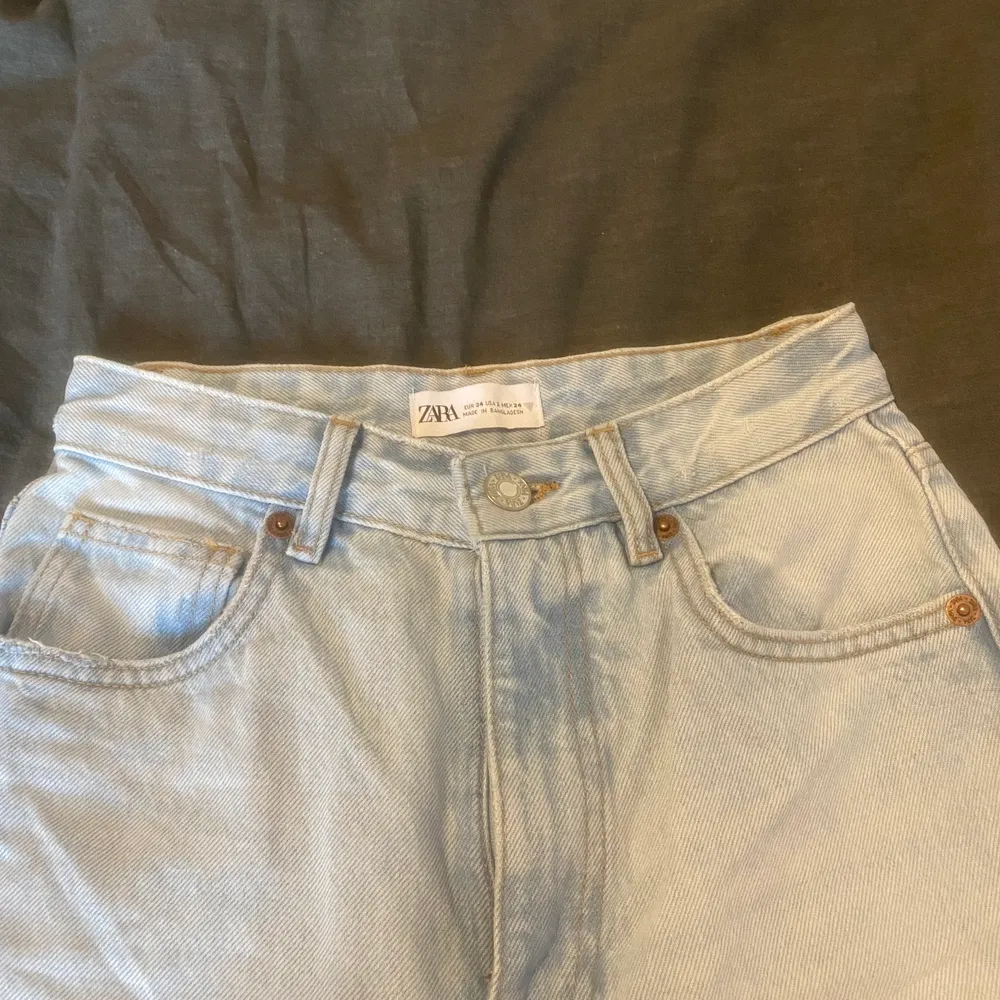 Ljusblå jeans från zara i storlek 34. Första bilden är ifrån en annan säljare här på Plick. Säljer dom då de va för tajta för mig i midjan. Dom är i modellen 90s full lenght . Jeans & Byxor.