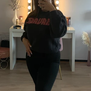 Sweatshirt  - Säljer denna oanvända sweatshirt från ginatricot🤍