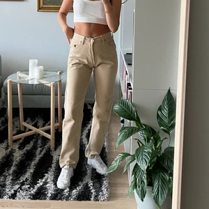 Vintage levisjeans! - Köpta på second hand, men typ aldrig använda av mig. De är lite bräckliga, dvs lite olika beigefärg, se andra bilden. Väldigt coolt! Eftersom det är gamla Levis så är storleken lite oklar, men jag är 165 cm lång och en XS/S (eller ca 25 i midja) på byxor i vanliga fall! 