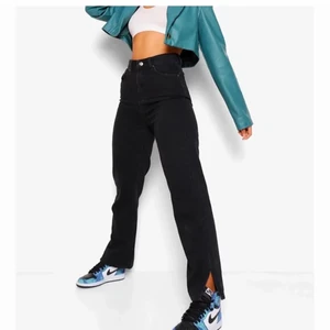 Svarta raka jeans med slits - Säljer mina svarta raka jeans med slits nere vid foten då dem var alldeles för små. Prislappen är kvar på och dem är aldrig andvända! 290 + frakt