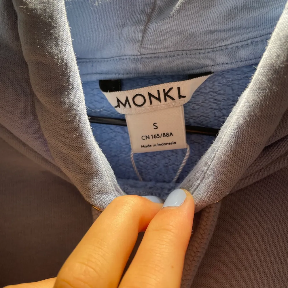 Jätte söt ljus blå hoodie från Monki, väl använd men inga speciella tecken på änvänding. Den är lite oversided. Köparen står för frakt💕. Hoodies.