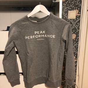 Jättefin grå Peak Perfromanes tröja i storlek 150. Använt fåtal gånger och är i väldigt bra skick! Kontakta vid intresse💞