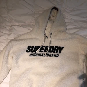 Superdry Hoodie - En vit Superdry Hoodie, får liknande material. Som är knappast använd.