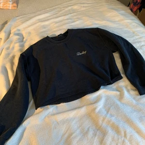 Svart magtröja - Svart magtröja i bomull med silvrigt tryck på vänster sida.