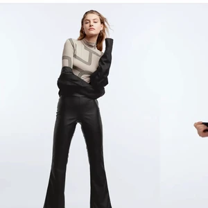 Skinnbyxor  - Hej säljer dessa skinnbyxor med hög midja och utsvängda, köpte på Gina tricot för 349kr. ANVÄNDA 1 GÅNG! Säljer för att det är lite för korta och inte riktigt min stil längre❣️ jag har vanligt vid Xs men dessa är S och sitter superbra i midjan😁 skriv om ni har frågor eller behöver mer bilder😊