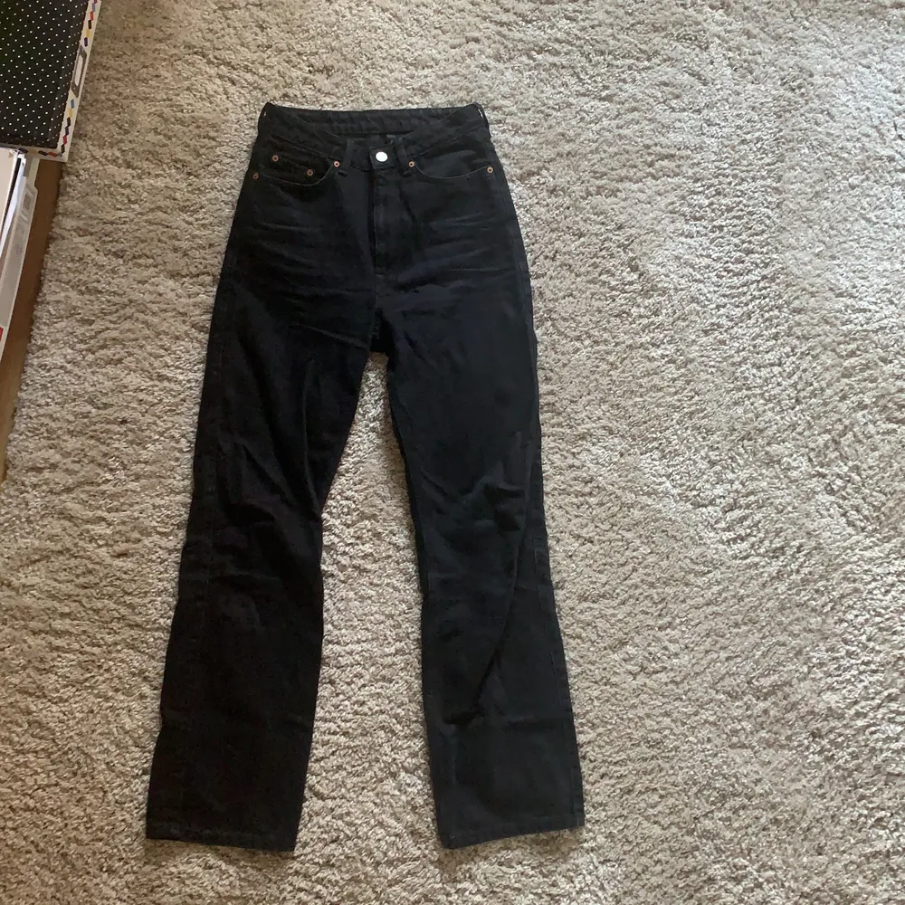 Helt oanvända svarta jeans i modellen rowe från weekday!. Jeans & Byxor.