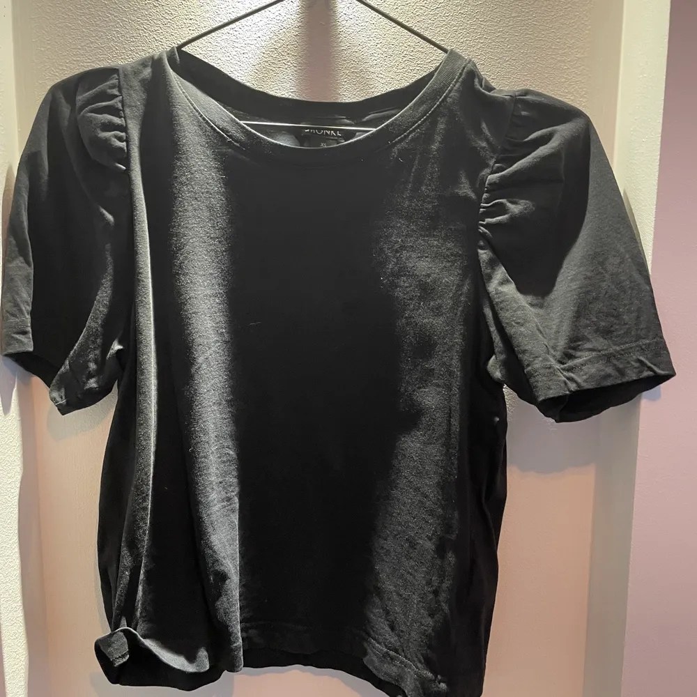 En jätte söt grå svart t-shirt från Monki. Köpt för 1-2 år sedan och nästan aldrig använd💕 köparen står för frakt. T-shirts.