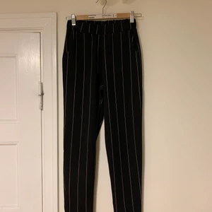 Byxor strl. XS - Sköna byxor från zalando i strl. XS.