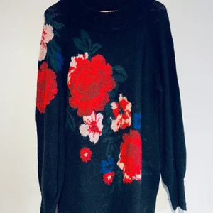 Stickad tröja från Gina Tricot - Fin lång stickad tröja från Gina Tricot i stl M. Tröjan är sparsamt använd och i bra skick. 