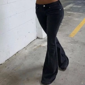  y2k byxor - säljer mina fina y2k byxor som jag inte använder ännu längre, byxorna passar som bootcut och är i jättefint skick (bilden e lånad) byxorna passar likadant som bilden! 