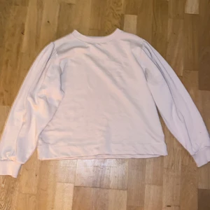   - Väldigt fin kvalitet, de är en långärmad tröja med puffiga armar i storlek Xs-