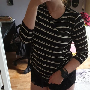 Randig tröja - Skön randig tröja i ett lite mer sladdrigt tyg. Den är också oanvänd och har hängt i gaderoben rätt länge. Det ör en tre kvarts skurning på armarna och den är i storlek M 40/42.