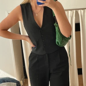 Kostymväst  - Kostymväst från zara, skitsnyggt till ett par lowrise jeans eller matchande kostymbyxor. Använd 1 gång (passar också)