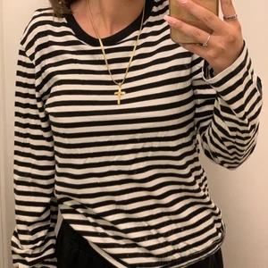 Monki striped tröja - Randig långärmad tröja från Monki som jag användt typ 5 gånger! skriv till mig för mer bilder<3
