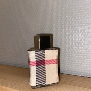 BURBERRY LONDON 30ML EDP  - säljer min Burberry London parfym. Nypris 550kr mitt pris 400kr. Testat några gånger men är i stort sett som ny. 