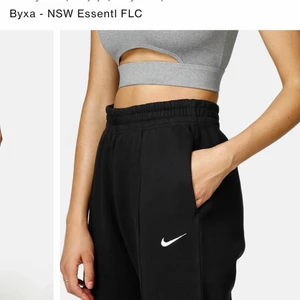 Mjukisbyxa Nike ( oanvända )  - Säljer Nike mjukisbyxor helt oanvända endast provade en gång, för stora tyvär , Strl M , väldigt snygga !