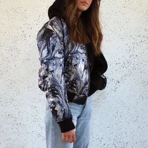 Bomberjacka - Bomberjacka som du kan ha åt båda hållen. Köpt på någon second hand för många år sedan. Storlek XS/S. Köparen står för frakten.