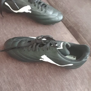 Fotbollsskor  - Säljer denna! PUMA FOTBOLLSSKOR ÄR HELT O ANVÄNDA DEM KOMMER I JÄTTE BRA PRIS OCH I BRA SKICK! STORLEK 37!💖💖
