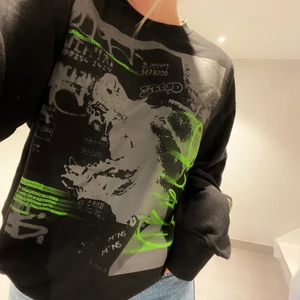 Sweatshirt från PULL&BEAR  - Svart sweatshirt med tryck från PULL&BEAR, knappt använd så i toppskick! Storlek M men sitter snyggt oversize på mig som vanligtvis har S💗 Köpare står för frakt!