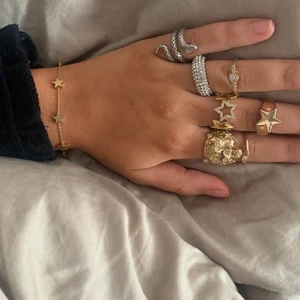 Ringar - Köpare står för frakt. Dem flesta ringarna är justerbara! Swipea för priser