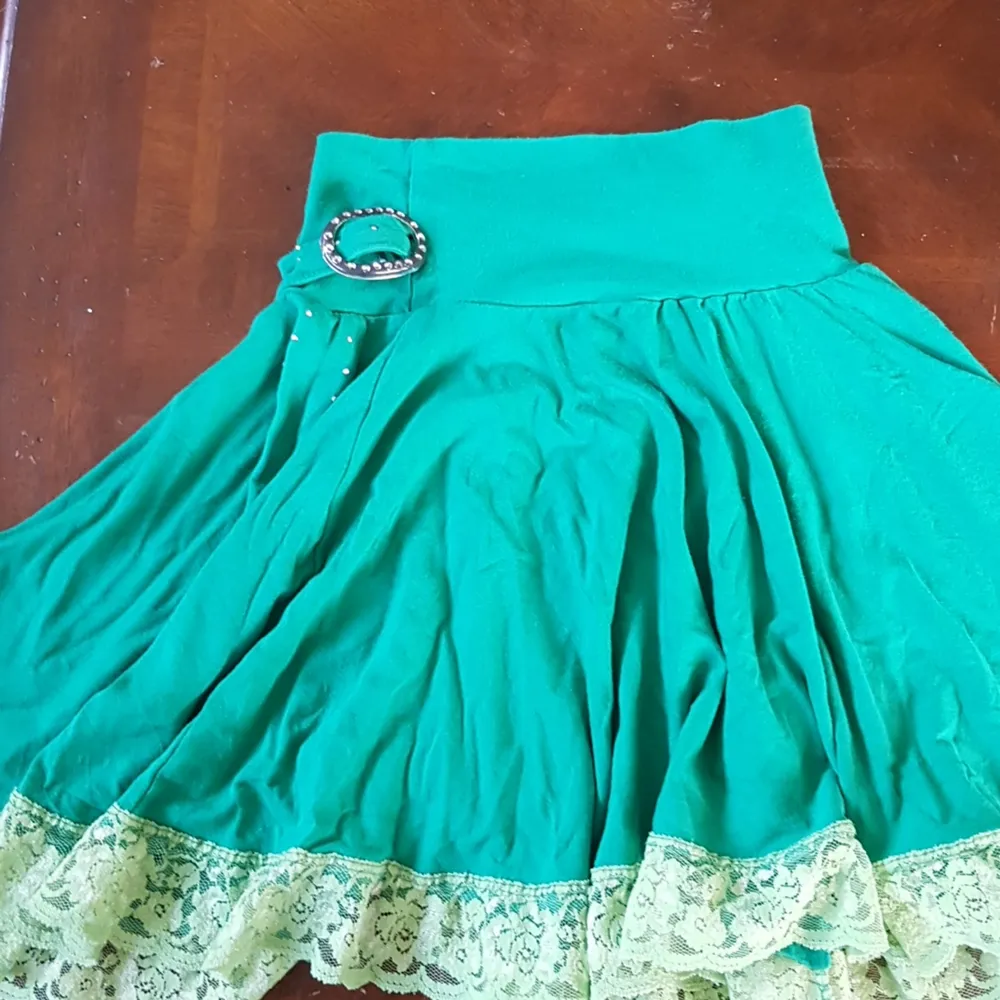 Grön kjol storlek 176 har nästan aldrig använt. Bomulls tyg.. Kjolar.