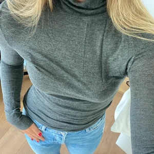 Mango polotröja - Skönaste och finaste polotröjan från Mango. Använd men i bra kvalitet (inga defekter). Stretchigt material så passar både större och mindre storlekar. Lite tunnare material som funkar perfekt till hösten!🍁