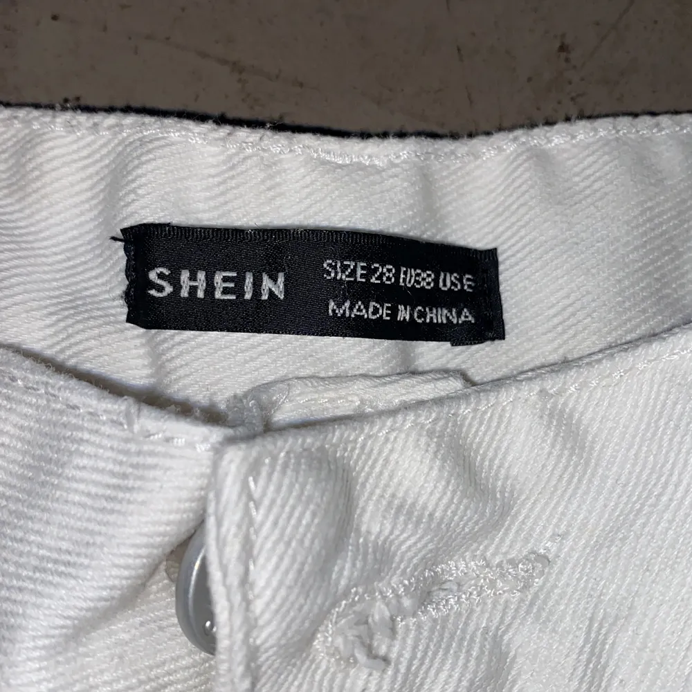 Säljer dessa snygga jeans från shein pågrund av att jag tog fel storlek. Endast testade!! Bilden är från shein! Ser även ut som på bilden. Kontakta mig för mer information🤍 150 + frakt!! Buda gärna i kommentarerna💓. Farkut & Housut.