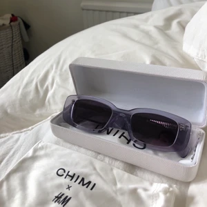 Chimi  - Hej säljer min snygga chimi x hm solglasögon som så sjukt snygga.🌈💜💜💜💜😍😍😍 dem är nästa aldrig använda och är slutsålda på hemsidan om ni har några frågor tveka inte på at fråga. PS färgen på glasögonen är inte like mörk som den är på bild 1  och är mer  färgen på bild 2 och 3