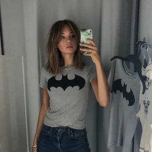 T-shirt Babytee - Så snygg baby-tee/T-shirt !! Älskar den, men använder den inte :(, vet fortfarande inte om jag ska sälja? Kanske är mer beredde att sälja om man köper mer saker?? :)   Barn storlek 122, sitter bra på mig som är S 34/36