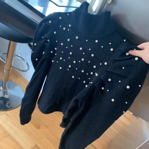 Stickad tröja med pärlor strl M - Strl M, stickad med krage. 100kr