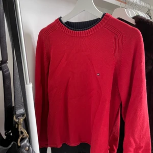 Tommy Hilfiger Röd Tjocktröja - Aldrig använd, perfekt skick! 
