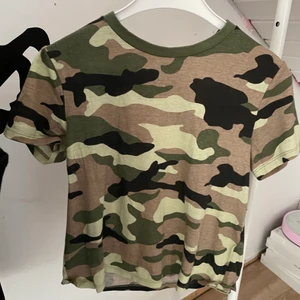 Militär T-shirt  - Militär T-shirt från hm, använd typ 2 gånger. 