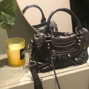Balenciaga liknande väska  - En balenciaga liknande väska, både handtag och axelrem 🧡🧡