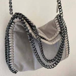 Stella McCartney liknande väska  - Säljer min Stella McCartney liknande väska då den inte kommer till användning, använd fåtal gånger så nästa som ny! Lilla modellen! Buda från 250kr