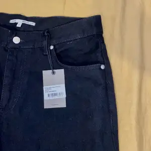 Ett par svarta jeans från junkyard i strl 32(storleksguide finns på junkyards hemsida). Aldrig använda pga väldigt små i storleken men är superfina. Ord pris är 499kr, säljer för 200kr plus frakt! 🥰
