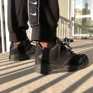 Air Jordans köpta från JD Sports - Svarta Jordans i storlek 42,5. Supersnygga och passar till massor av outfits och tillfällen! Har fått stå på balkongen och vädra några dagar. Nypris 1045 kr, säljer för 500 kr 👟 Hämtas i Tyresö eller levereras. OBS! Köparen står för frakten 