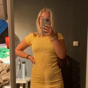 Gul klänning med blommor - En gul klänning med blommor från ginatricot som är tight