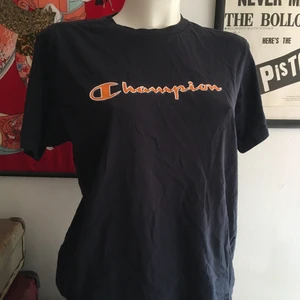 Retro Champion från -98 - Second hand, ett litet hål men sitter fortfarande ledigt och snyggt. 90-tal