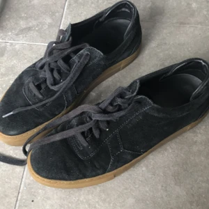 Arigato sneakers - As snygga sneakers från Arigato, som tyvär är för små för mig!:( Köpta för två år sedan och har använts mycket, men är ändå i väldigt bra skick:) Perfekt nu till hösten!✨