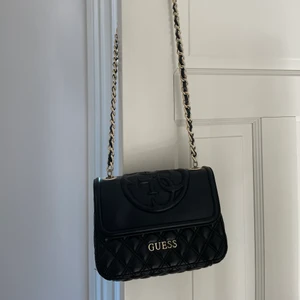 Guess väska  - Liten guess väska köpt för 3 år sen ungefär för ca 1000kr 