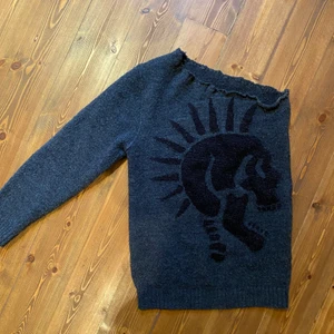 Stickad tröja  - Stickad tröja som jag själv gjort till en one shoulder 💖