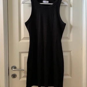 Bershka ribbad klänning storlek L - Svart ribbad basic klänning från Bershka. Använt en gång, så den är så gott som ny! Är i storlek L och den sitter perfekt på mig som har L. Köparen står för frakten.🖤